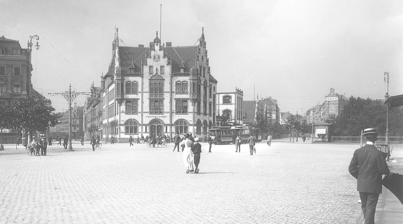 1900: Postamt 1 zwischen Worringer Straße (rechts) und Kurfürstenstraße (links) - Bild: © Stadtarchiv Düsseldorf