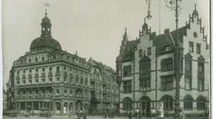 Das Postamt 1 neben dem Hotel "Düsseldorfer Hof", dazwischen: die Kurfürstenstraße um 1925 - Bild: © Stadtarchiv Düsseldorf