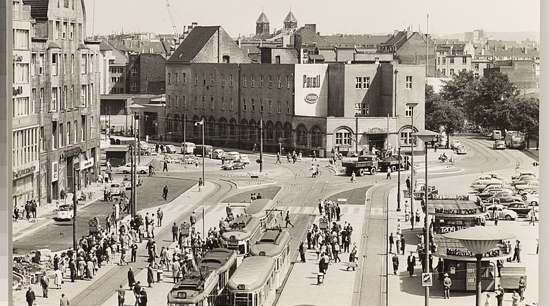 Das Postamt 1 am Wilhelmplatz 1 (seit 1967: Konrad-Adenauer-Platz 1) - Bild: © Stadtarchiv Düsseldorf