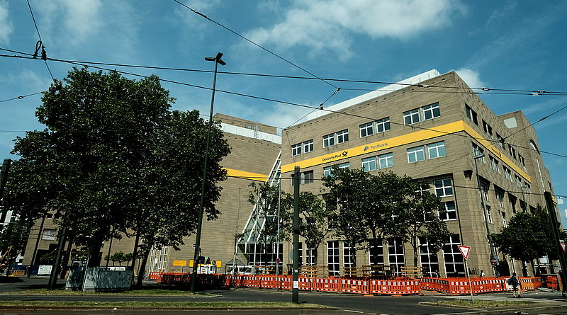 2018: Postgebäude am Konrad-Adenauer-Platz. Die Umbauarbeiten zum KAP1 sind bereits im Gange