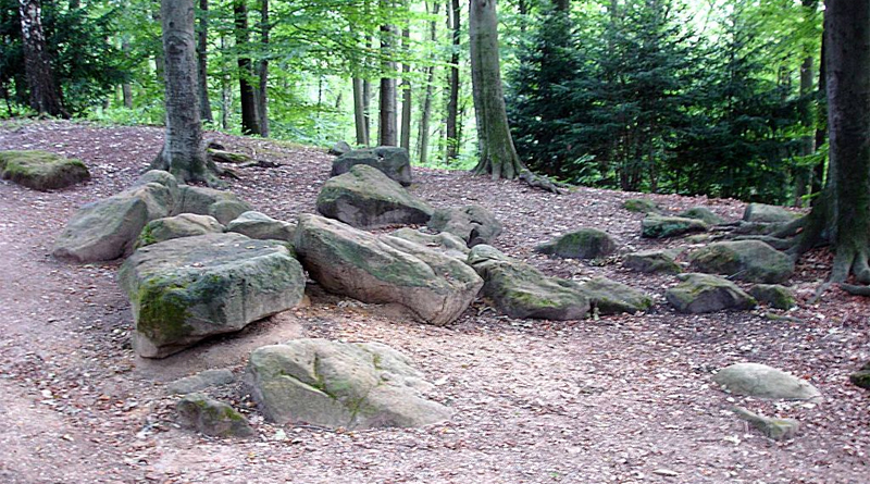Frauensteine aus Sandstein im Aaper Wald auf den Höhen einer alten Endmoräne aus der letzten Eiszeit.