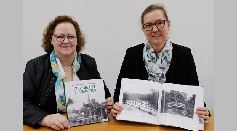 (V. r.) Julia Lederle-Wintgens und Andrea Trudewind vom Düsseldorfer Stadtarchiv und Autorinnen des Bildbandes präsentierten das Werk "Augenblicke des Wandels. Julius Söhn – frühe Straßenfotografie in Düsseldorf " © Landeshauptstadt Düsseldorf/Wilfried Meyer