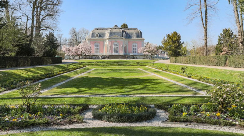 Den Schlosspark Benrath - mit dem Französischen Garten, dem Parterregarten, der Bartschüssel und dem Blumengarten - zieren 60.900 Frühlingsblüher - © Landeshauptstadt Düsseldorf/Melanie Zanin