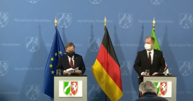 Pressekonferenz zur Lage mit NRW-Ministerpräsident Armin Laschet (CDU) und seinem Stellvertreter Joachim Stamp (FDP) am 11 Dez 2020