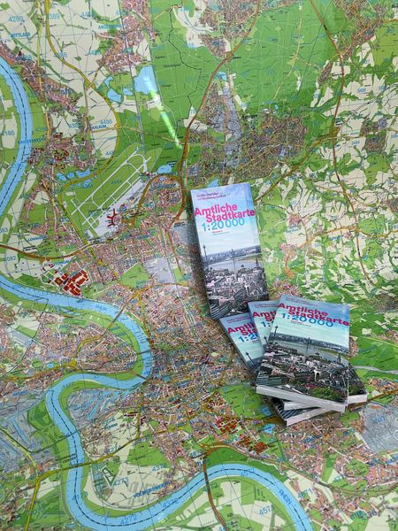 Amtliche Stadtkarte als Wand- und Faltkarte erschienen