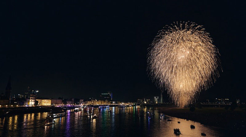 600.000 Besucher auf dem 19. Japan-Tag in Düsseldorf - Credit: Düsseldorf Tourismus - Japanisches Feuerwerk über dem Rhein in Düsseldorf